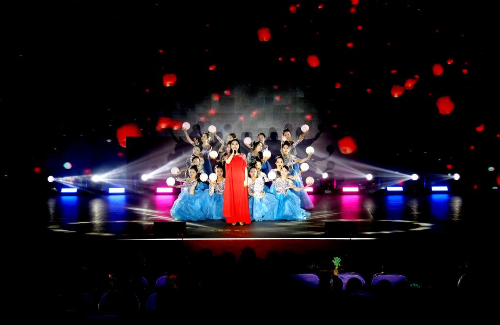 歌伴舞《灯火里的中国》